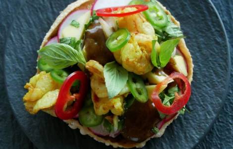 Ázijské tacos s marinovanými tigrími krevetami, japonskou majonézou a mangom